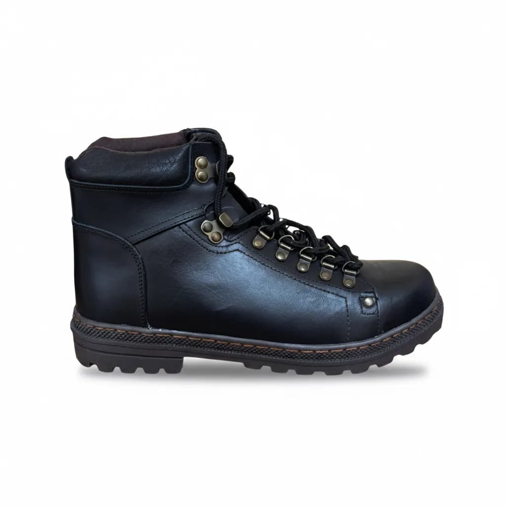 Bota Casual Unissex Preta em Couro BX66 com Solado Tratorado